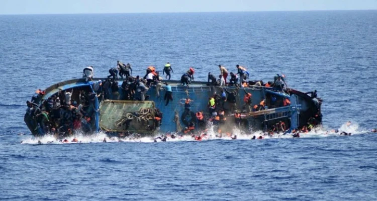 مقتل 4 أشخاص بغرق سفينة إندونيسية والسلطات المحلية تواصل عمليات البحث والإنقاذ