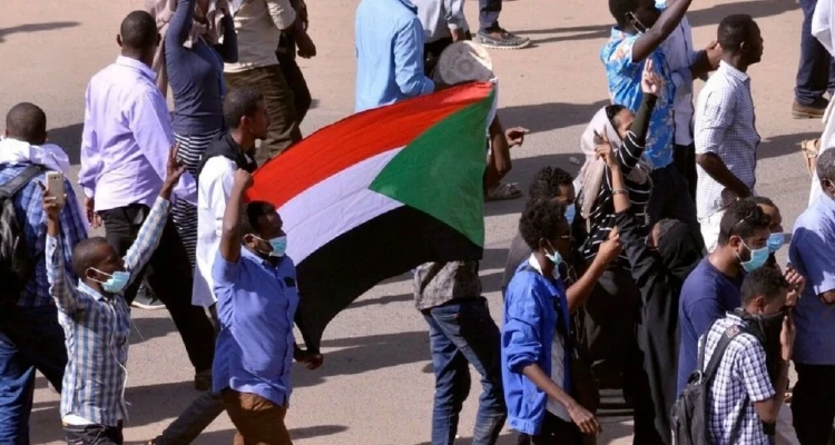 بالفيديو|| مظاهرات قرب القصر الجمهوري في الخرطوم ورسائل مسرّبة تفضح مخططاً إخوانياً خطيراً وواشنطن تعلّق