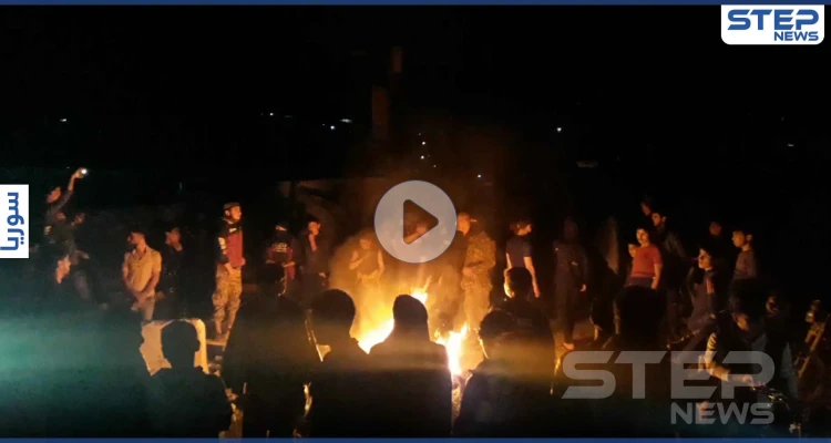 بالفيديو|| مظاهرات وقطع طرقات في مخيمات إدلب احتجاجاً ضد هيئة تحرير الشام وقائدها "الجولاني"