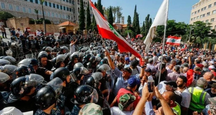 معتصمون يحاصرون منزل وزير الداخلية اللبناني ويصطدمون مع الأمن وروسيا تهاجم أوروبا بسبب لبنان