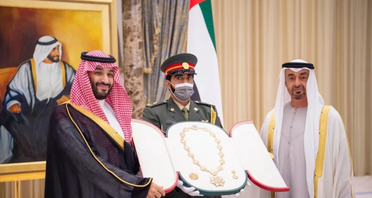 شاهد لحظة تقليد ولي عهد أبوظبي وسام "زايد" من الدرجة الأولى لولي العهد السعودي