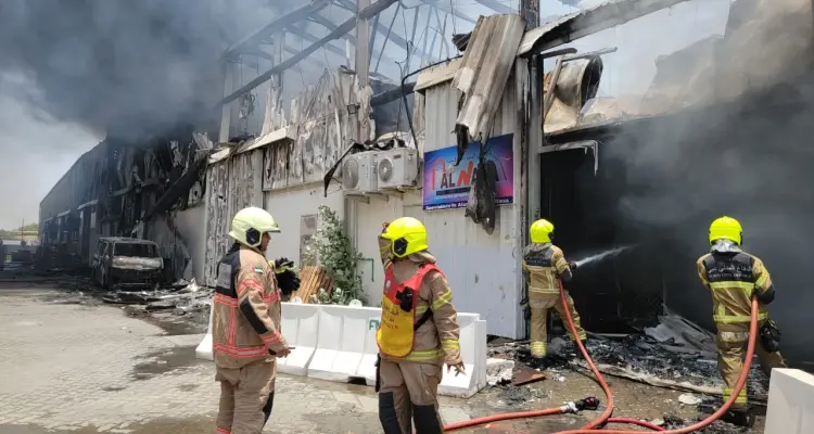 حريق في مستودع لمواد كيماوية في منطقة القوز الصناعية في دبي: أخبار