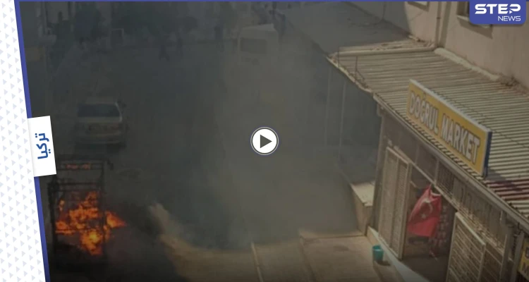 بالفيديو|| أتراك يهاجمون منازل السوريين في إزمير ويحرقون سياراتهم بعد مقتل شاب تركي على يد آخر سوري