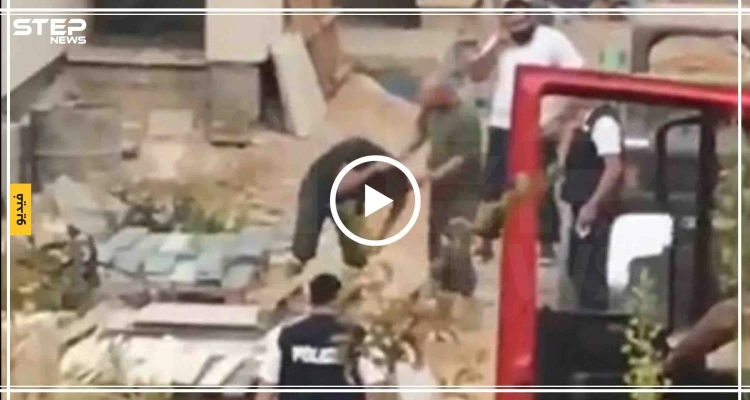 بالشتائم والكفر واللكمات.. موظف لبناني يتهجم على نازح سوري لهذا السبب (فيديو)