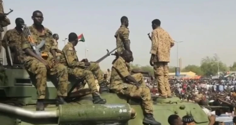 آلاف السودانيين يزحفون باتجاه الخرطوم والجيش يطلق النار موقعاً إصابات