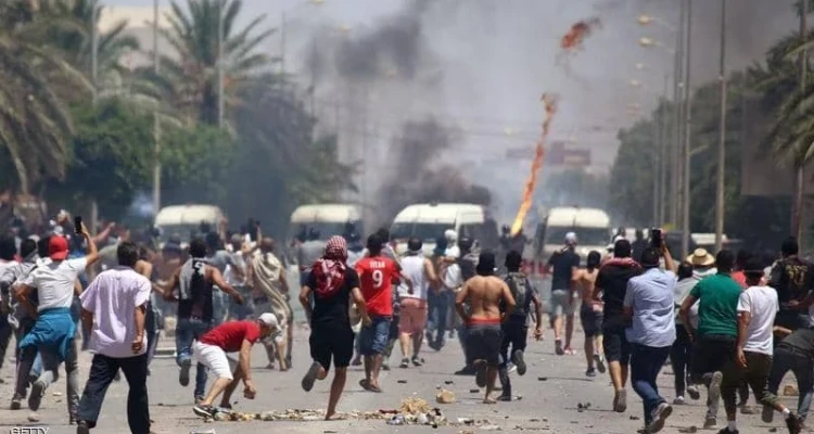 الأمن التونسي يطوق البرلمان واحتجاجات واسعة تطالب بإسقاط الحكومة وحركة النهضة