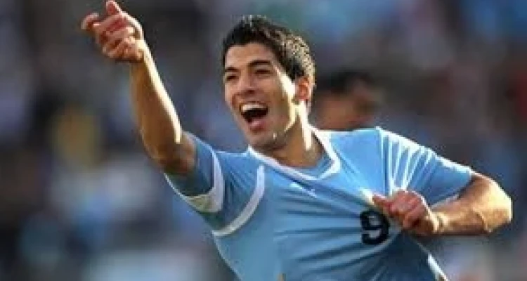 لويس سواريز.. أول لاعب غير أوروبي يحرز لقب أفضل لاعب في البريميرليغ