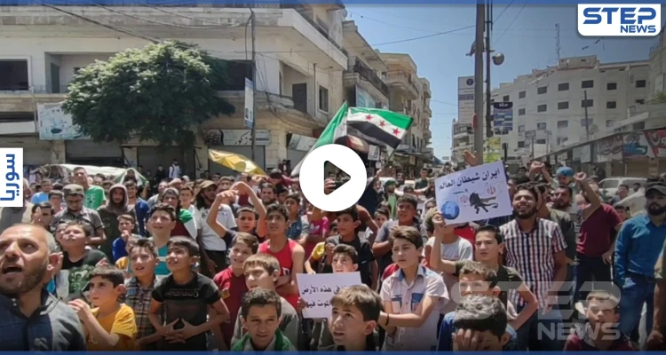 بالفيديو|| خروج مظاهرة في مدينة إدلب.. تطالب بمحاسبة النظام السوري وعودة المهجرين