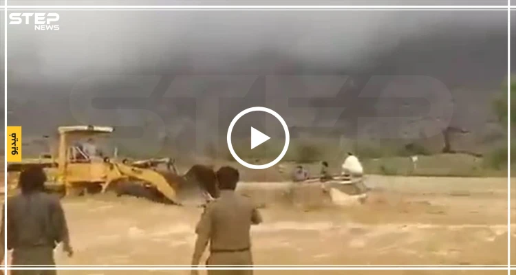 شاهد بالفيديو|| مخاطرًا بحياته .. سائق جرافة يقوم بعمل بطولي داخل سيل جارف بالسعودية