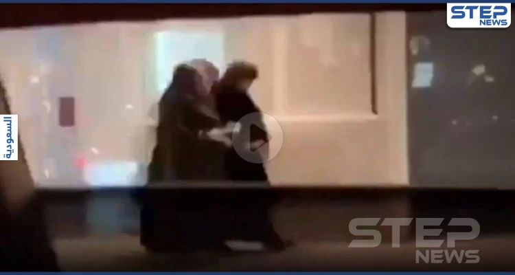 بالفيديو|| المتحرش القذر.. ضجّة على مواقع التواصل بعد تصوير شاب يتحرش بالفتيات في الشارع