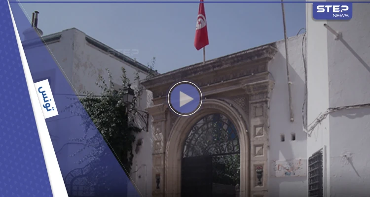 بالفيديو|| تلميذ يهين معلمه في تونس أمام الطلاب ويرميه بملابس داخلية خاصة بالنساء ويتسبب بموجة غضب عارمة: أخبار
