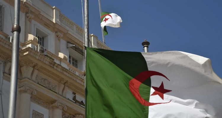 احتجاجاً على تصريحات لماكرون.. الجزائر تستدعي سفيرها لدى باريس
