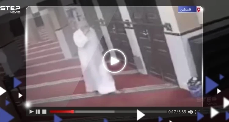 لحظة وفاة مؤذن فلسطيني وهو جالس على كرسي يتلو القرآن (فيديو)