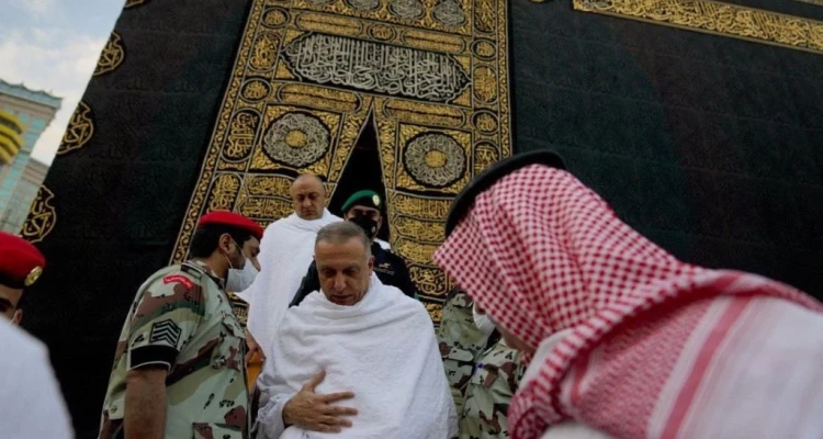 مصطفى الكاظمي يؤدي مناسك العمرة خلال زيارته للسعودية (صور)
