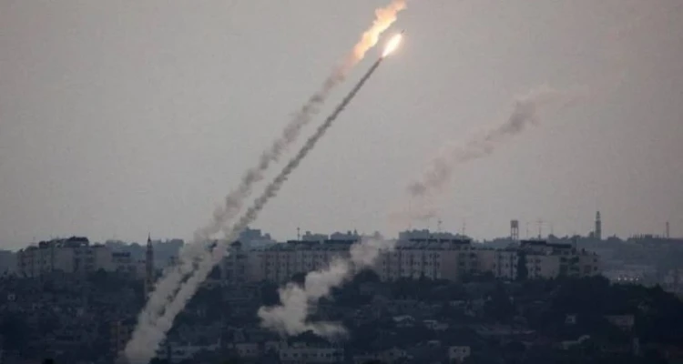 مشاهد أولية لسقوط صورايخ الفصائل الفلسطينية على مستوطنة عسقلان واندلاع الحرائق
