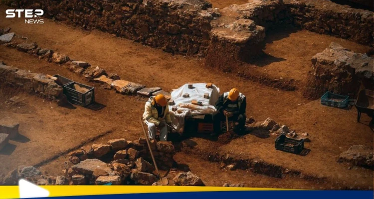 علماء آثار بريطانيون يستكشفون أحذية "كبيرة الحجم بشكل غير عادي"