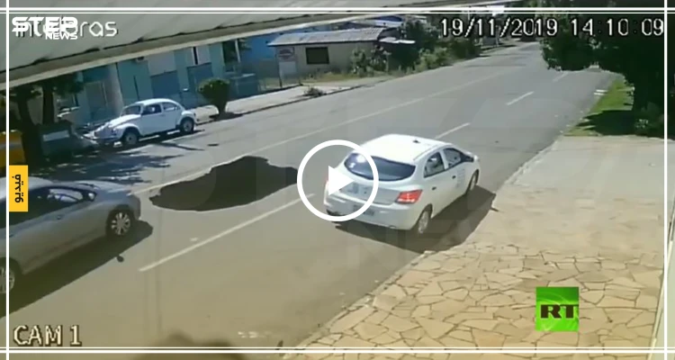 فيديو|| حفرة في الأرض تبتلع سيارة بشكل مفاجئ في البرازيل