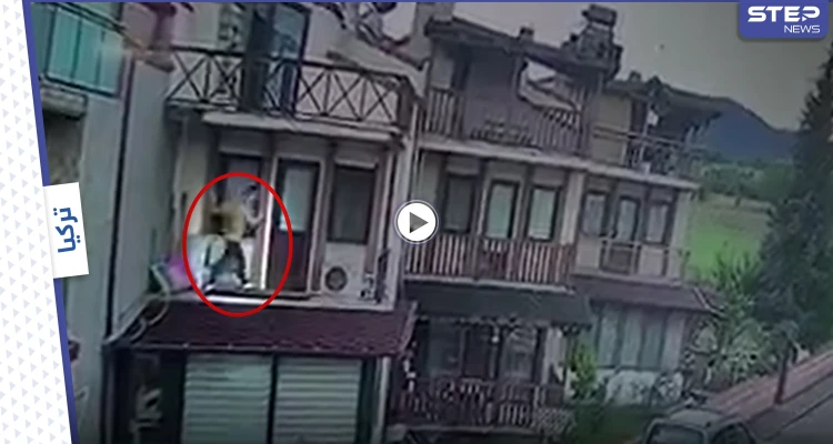 بالفيديو|| شاب تركي يقتحم منزل سيدة في وضح النهار ويتسلل للشرفة بعد فشله بكسر الباب