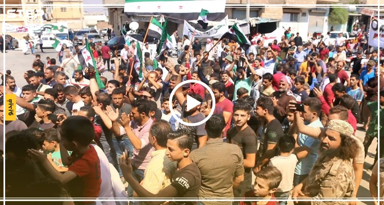 أهالي إدلب يتظاهرون في مدينة بنش ويؤكدون على استمرار الثورة حتى إسقاط النظام