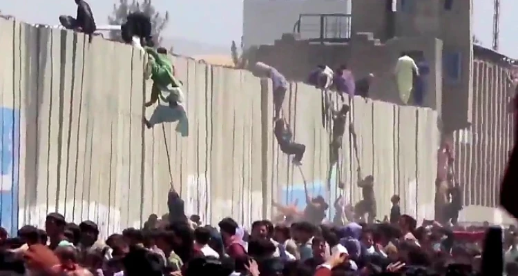 بالفيديو|| مشاهد من يوم القيامة بأفغانستان.. الآلاف يركضون بلا وجهة متعلقين بحبال مطار كابل
