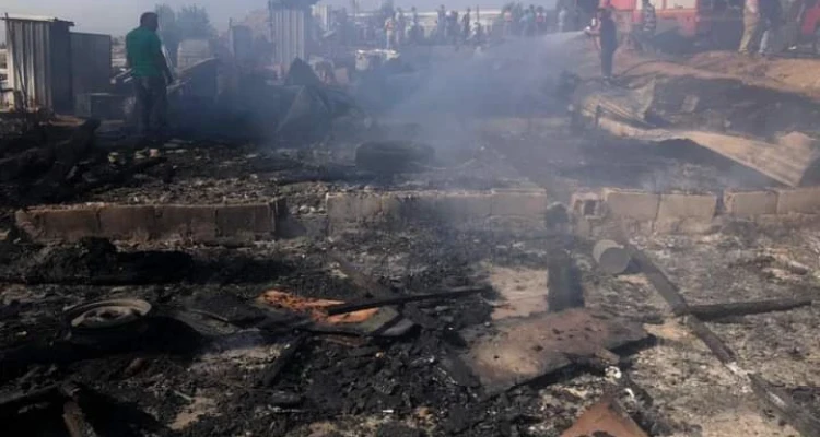 حريق كبير في مخيم للنازحين السوريين في لبنان والدفاع المدني يوضح