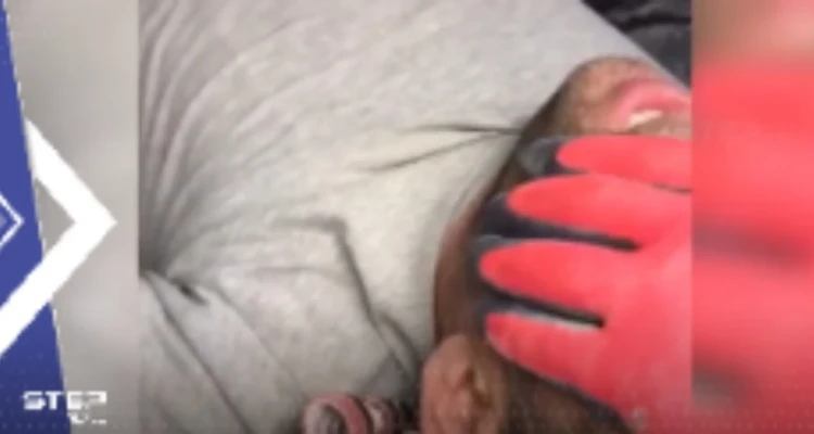 فيديو لـ ضابط تركي وهو يتلو القرآن بعد إخراجه من تحت أنقاض الزلزال المدمر