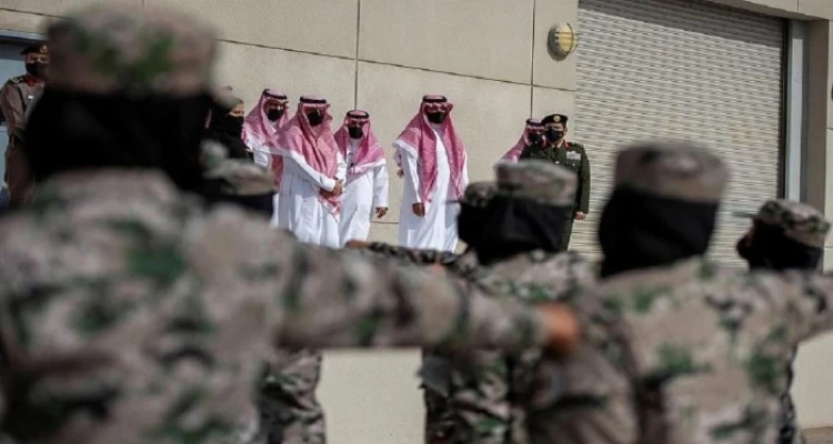 المجندات السعوديات يثبتن أنفسهن وأول دفعة نسائية تخرجها القوات المسلحة في المملكة تمهد للمستقبل