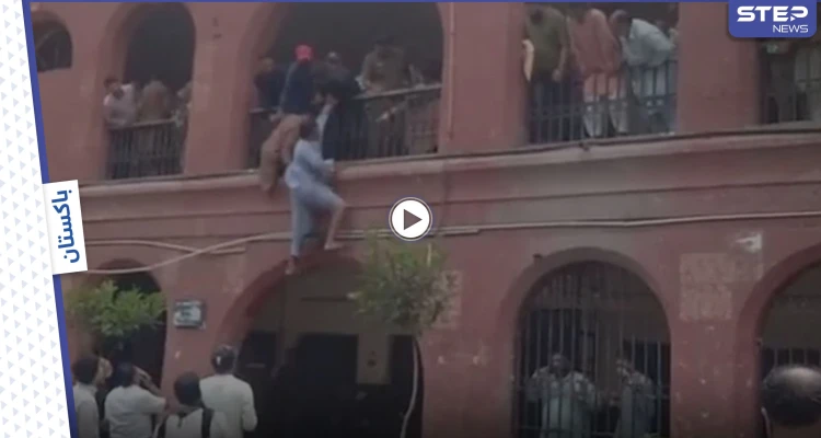 بالفيديو|| تخلت عن عائلتها ثم عنه.. شاب يحاول إنهاء حياته من شرفة المحكمة بعد أن اتخذت زوجته قرار الطلاق