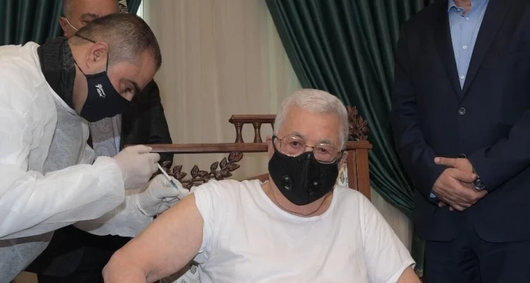الرئيس الفلسطيني يتلقى لقاح كورونا ويدعو الفلسطينين لأمرين