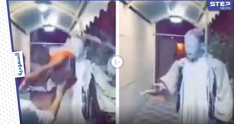 بالفيديو|| مشهور يسكب الطلاء على وجه عامل سوداني بطريقة بشعة برفقة صديقه تثير غضب السعوديين