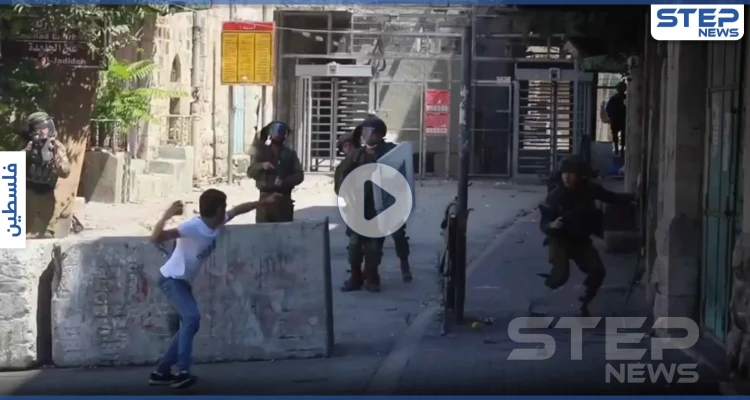 بالفيديو|| شاب فلسطيني يهاجم بالحجر وحده 8 جنود إسرائيليين مسلحين في الخليل