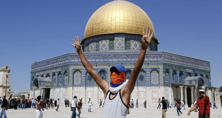 القدس تشتعل.. مواجهات عنيفة بين إسرائيليين وفلسطيين في باحات المسجد الأقصى