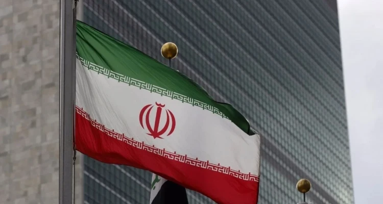 ظريف يلتقي كبير مفاوضي ميليشيا الحوثي في مسقط.. ويكشف عن الحل الوحيد لإنهاء الأزمة اليمنية