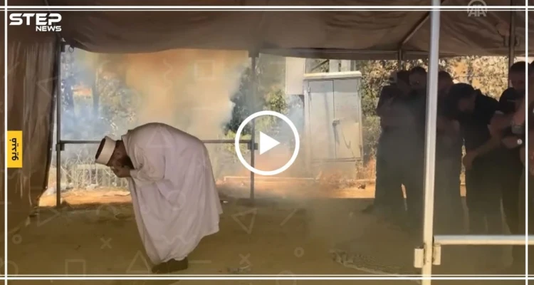 جنود الاحتلال يعتدون بطريقة استفزازية على مصلين بأحد أحياء القدس (فيديو)