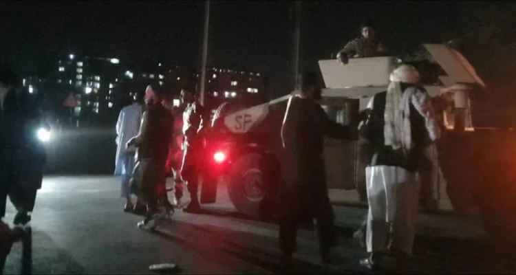 شاهد عناصر طالبان داخل مكتب الرئيس الأفغاني بكابل.. وقطر في أول تعليق تدعو لانتقالٍ سلمي للسلطة بأفغانسان