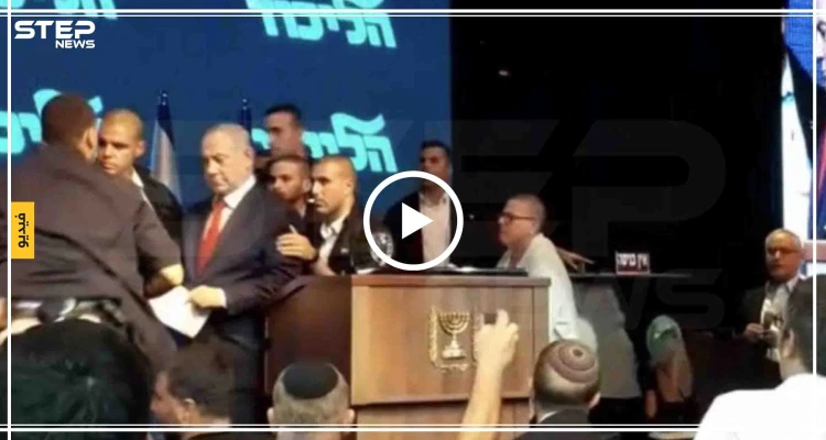 شاهد بالفيديو|| إجلاء رئيس الوزراء الإسرائيلي وزوجته من قاعة مؤتمرات بعد إطلاق صاروخ من قطاع غزة
