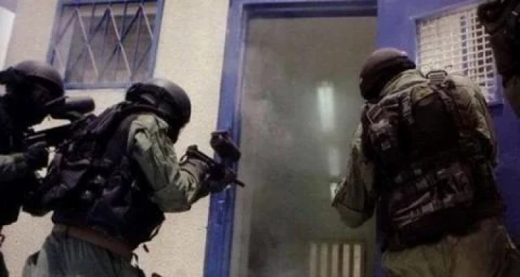 السجون الإسرائيلية تشتعل... أسرى يضرمون النار بسجن "مجدو" وقيادة سجن "النقب" تستدعي الجيش للتدخل
