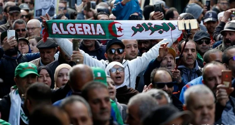 قرار رئاسي حول 59 معتقلاً في الجزائر شاركوا بمظاهرات ضد الحكومة