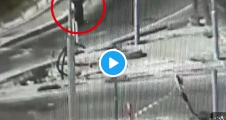 الجيش الإسرائيلي ينشر شريطاً مصوراً يوثق محاولة امرأة فلسطينية إطلاق النار على جنودٍ إسرائيليين.. ويكشف مصيرها