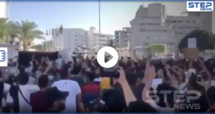 بالفيديو || الاحتجاجات الليبية تمتد خارج طرابلس.. وقوات الوفاق تفرق بالرصاص الحي