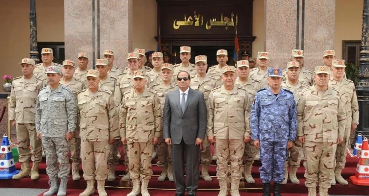 الرئيس المصري يلتقي كبار قادة الجيش ويبحث معهم ملفات هامة