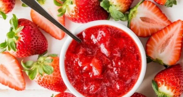 بالخطوات طريقة عمل صوص الفراولة في 5 دقائق