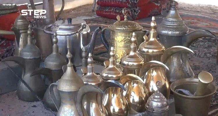شاهد طريقة تحضير القهوة العربية التي تُعد إحدى العلامات المميزة للعشائر العربية