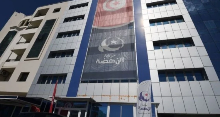 اندلاع حريق ضخم في مقر حركة النهضة بالعاصمة تونس وشخص يلقي بنفسه من الطابق الثاني (فيديو) 