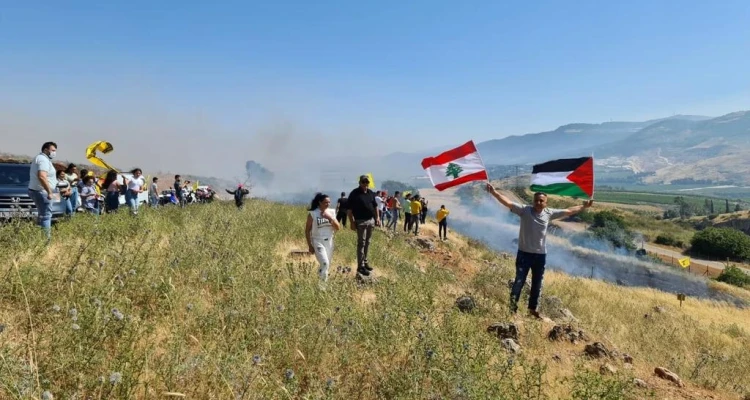 بالفيديو|| لبنانيون غاضبون يقتحمون السياج الحدودي الشائك ويدخلون إسرائيل