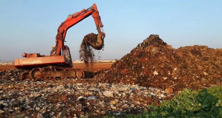 تراكم النفايات في الجينة غربي حلب ومحاولات للحدّ من انتشارها