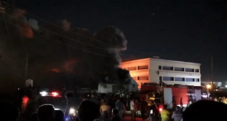 حريق يندلع بسياج مستشفى جنوب العراق وفرق الدفاع تسيطر على الوضع قبل فوات الأوان