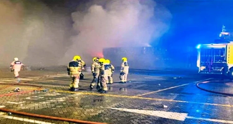 بيان هام من حكومة دبي بعد انفجار السفينة القادمة من إيران في ميناء جبل علي