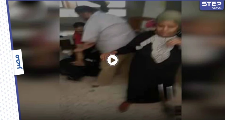 بالفيديو|| مشاجرة دامية بين طالبتي ثانوية بمدرسة مصرية وإصابة مدرّس