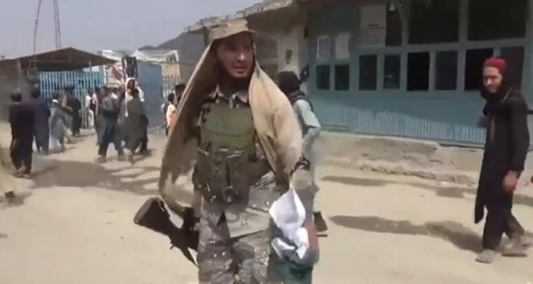 بالفيديو|| عناصر طالبان يمزّقون العلم الباكستاني مرددين "الله أكبر".. وكبير ممثلي حلف ناتو يعترف بأمر
